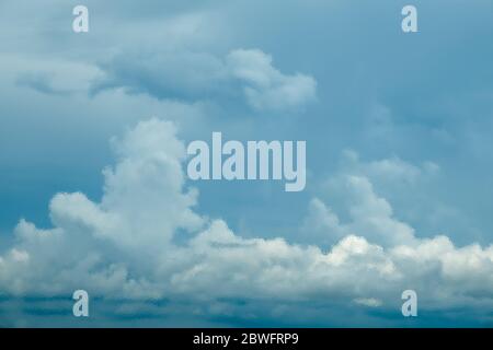 Der blaue Himmel mit weißer Wolke mattierten Glas Textur als Hintergrund. Stockfoto