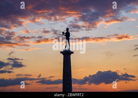 Silhouette des Victor-Denkmals, Symbol von Belgrad, mit schönem Sonnenuntergang Himmel im Hintergrund, in der Belgrader Festung Kalemegdan in Belgrad, Serbien Stockfoto