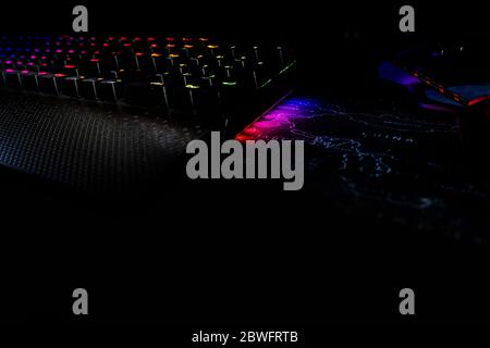 Die rückwärzende beleuchtete Computer-Gaming-Tastatur mit RGB-Farbverlauf, schwarzer Platz für Text Stockfoto