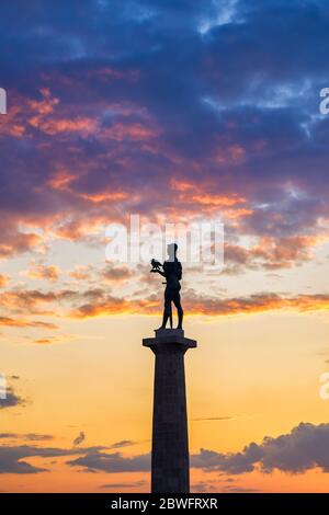 Silhouette des Victor-Denkmals, Symbol von Belgrad, mit schönem Sonnenuntergang Himmel im Hintergrund, in der Belgrader Festung Kalemegdan in Belgrad, Serbien Stockfoto