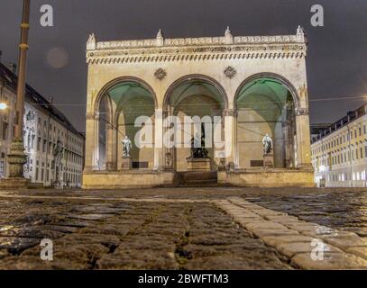 Feldherrnhalle - EINE monumentale Loggia, die zwischen 1841 und 1844 in München gebaut wurde. Hier fand eine Konfrontation zwischen der Bayerischen Staatspolizei und statt Stockfoto