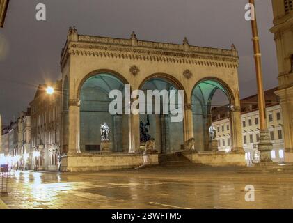 Feldherrnhalle - EINE monumentale Loggia, die zwischen 1841 und 1844 in München gebaut wurde. Hier fand eine Konfrontation zwischen der Bayerischen Staatspolizei und statt Stockfoto