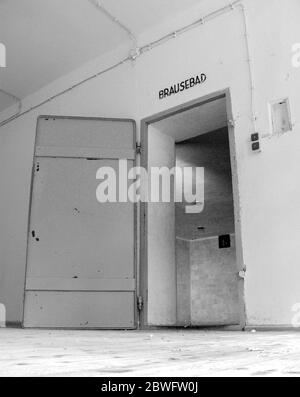 Eingang zur Gaskammer und zum Innenraum des Konzentrationslagers Dachau. Mit Wort über der Tür, Brausebad - Dusche (Badewanne). Eröffnet im Jahr 1933 war es das erste Stockfoto