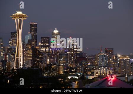 Stadtbild mit Space Needle in der Nacht, Seattle, Washington, USA Stockfoto