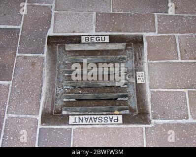 Eingang zur Gaskammer und zum Innenraum des Konzentrationslagers Dachau. Mit Wort über der Tür, Brausebad - Dusche (Badewanne). Eröffnet im Jahr 1933 war es das erste Stockfoto