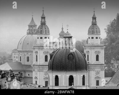 Kirchtürme und Kuppeln auf der Skyline der Ostalpen-Stadt Salzburg, Österreich. Inklusive des Salzburger Doms ist die Altstadt das Stockfoto