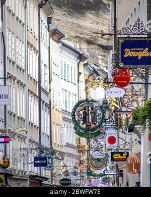 Straßenschilder in der Altstadt Ostalpen Stadt Salzburg, Österreich. Die Altstadt ist die Geburtsstätte des berühmten Komponisten Mozart. Stockfoto