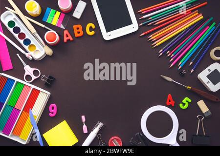 Rahmen mit Schulbedarf auf Blackboard Hintergrund. Draufsicht. Rahmen für Schul- und Bürobedarf Stockfoto