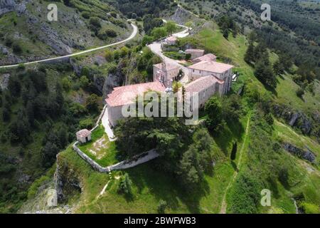 Luftaufnahme des Heiligtums von Santa Casilda, Provinz La Bureba Burgos, Kastilien-Leon. Stockfoto