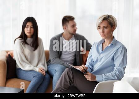 Psychologe Denken Wie Man Unglücklichen Paar Im Büro Sitzen Helfen Stockfoto