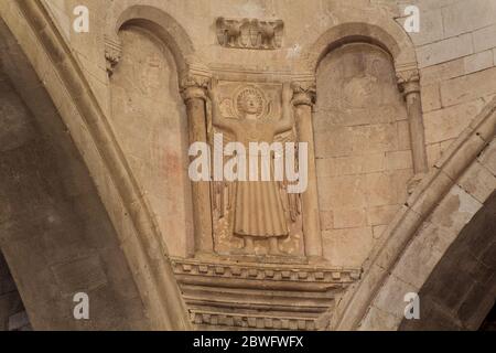 Betende Engel mit seinen Armen in den Himmel erhoben - romanisch-byzantinischen Stil - Kathedrale des Heiligen Cyriacus der Märtyrer - Ancona, Marken, Italien Stockfoto