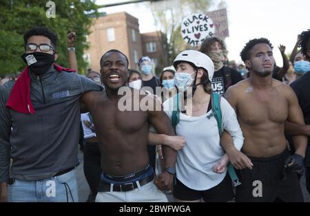 Minneapolis, USA. Mai 2020. Protestierende demonstrieren gegen den Tod von George Floyd in Minneapolis, den Vereinigten Staaten, 31. Mai 2020. Kredit: Angus Alexander/Xinhua/Alamy Live News Stockfoto