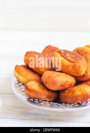 Piroshki - russisch gebackener Blätterteig mit Kohlfüllungen. Traditionelle russische Kohl gefüllte gebackene Gebäck. Magere Kuchen mit Kohl. Wunderschönes Homema Stockfoto
