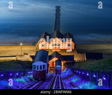 Saltburn am Seebrücke mit Blick auf den Cliff Lift, der aus dem Jahr 1884 stammt und eine der ältesten wasserbetriebenen Standseilbahnen der Welt ist. Stockfoto