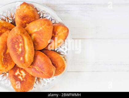 Piroshki - russisch gebackener Blätterteig mit Kohlfüllungen. Traditionelle russische Kohl gefüllte gebackene Gebäck. Magere Kuchen mit Kohl. Wunderschönes Homema Stockfoto