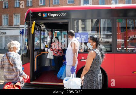 Neue Aufkleber auf Bussen erinnern Pendler an soziale Distanz während der COVID-19 Pandemie. Eindecker-Bus Linie 380, Lewisham. 30.Mai 2020. Stockfoto