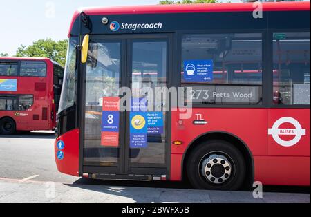 Neue Aufkleber auf Bussen erinnern Pendler an soziale Distanz während der COVID-19 Pandemie. Eindecker-Bus Linie 273, Lewisham. Maximale Kapizität 8. Stockfoto