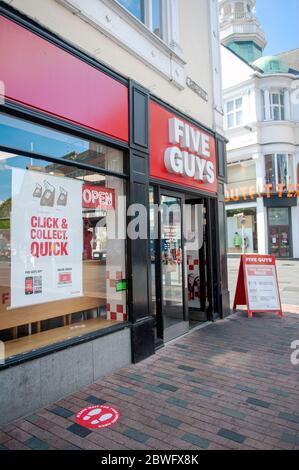 Alltag unter Coronavirus Covid-19 Pandemie Lockdown: Soziale Distanzierung Maßnahmen außerhalb fünf Jungs Restaurant Stockfoto