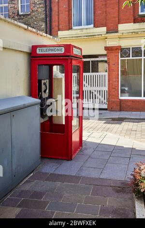 Kaputtes Seitenfenster an einer seltenen K8 Telefonbox in Ramsey, Isle of man Stockfoto