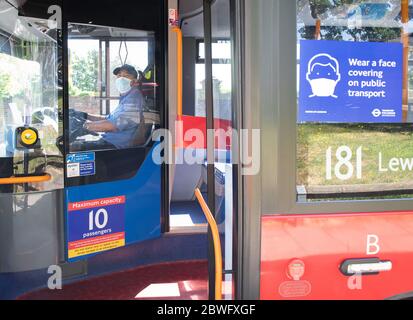 Neue Aufkleber auf Bussen erinnern Pendler an soziale Distanz während der COVID-19 Pandemie. Eindecker-Bus Linie 181. Stagecoach Busfahrer Steven Stockfoto