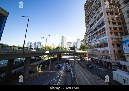 Das tägliche Leben auf den Straßen von Hongkong mit Autos und Menschen, die an einem sonnigen Tag spazieren. Hongkong. Stockfoto