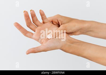 Nahaufnahme der weiblichen Arme, die ihre schmerzhafte Handfläche halten, verursacht durch längere Arbeit am Computer, Laptop.Karpaltunnelsyndrom, Arthritis, neurologische Disea Stockfoto