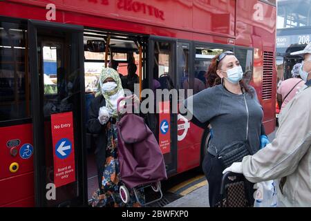 Neue Aufkleber auf Bussen erinnern Pendler an soziale Distanz während der COVID-19 Pandemie. Bushaltestelle, Lewisham. 30.Mai 2020. KEINE EINWILLIGUNGSFORMULARE Stockfoto