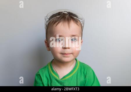 Nahaufnahme des Kindes Gesicht trägt eine Schutzbrille. Kindergesicht in Schutzbrille. Persönliche Schutzausrüstung. Stockfoto