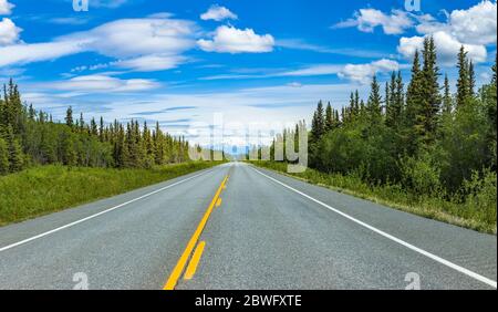 Glenn Highway mit Wrangell Mountains in der Ferne, Glennallen, Alaska, USA Stockfoto