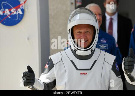 Kennedy Space Center, Usa. Juni 2020. NASA Astronaut Doug Hurley gibt den Daumen nach oben, als er am Samstag, den 30. Mai 2020 aus dem Operations and Checkout Building im Kennedy Space Center, Florida, herauskommt. Hurley wird mit dem Astronauten Bob Behnken die erste NASA SpaceX-Mission mit dem Raumschiff Crew Dragon zur Internationalen Raumstation fliegen. Foto von Joe Marino/UPI Quelle: UPI/Alamy Live News Stockfoto