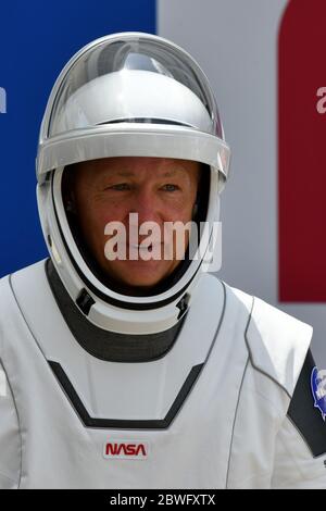 Kennedy Space Center, Usa. Juni 2020. NASA Astronaut Doug Hurley geht am Samstag, den 30. Mai 2020, aus dem Operations and Checkout Building im Kennedy Space Center, Florida. Hurley wird mit dem Astronauten Bob Behnken die erste NASA SpaceX-Mission mit dem Raumschiff Crew Dragon zur Internationalen Raumstation fliegen. Foto von Joe Marino/UPI Quelle: UPI/Alamy Live News Stockfoto