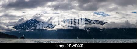 Landschaftlich reizvolle Landschaft der Chugach Mountains am Prince William Sound in der Nähe von Valdez, Alaska, USA Stockfoto