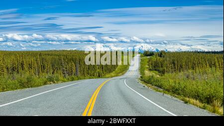 Glenn Highway mit Wrangell Mountains in der Ferne, Glennallen, Alaska, USA Stockfoto