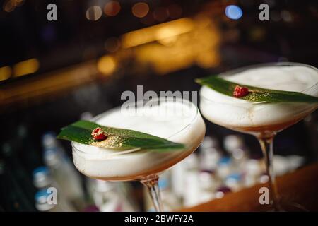 An der Bar stehen zwei tropische Cocktails in Gläsern Stockfoto