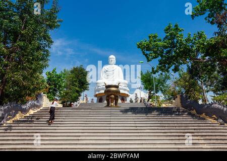 Nha Trang, Vietnam - 10. September 2018: Eine junge Frau geht am 10. September 2018 in Nha Trang, V, zur sitzenden Buddha-Statue in der Long Son Pagode Stockfoto