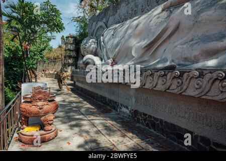 Nha Trang, Vietnam - 10. September 2018: Eine Frau fegt am 10. September 2018 in Nha Trang, Vietnam, den Boden in der Nähe der Buddha-Statue in der Long Son Pagode Stockfoto