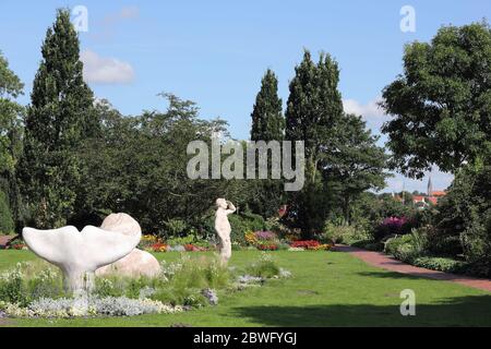 Bloomage und Skulpturen von Martin Wolke im Kurpark Eckernförde an der Ostseeküste Stockfoto