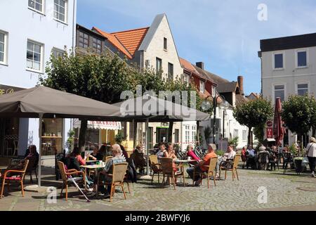 Bürgercafé am Gänsemarkt in Eckernförde an der Ostseeküste in Norddeutschland Stockfoto