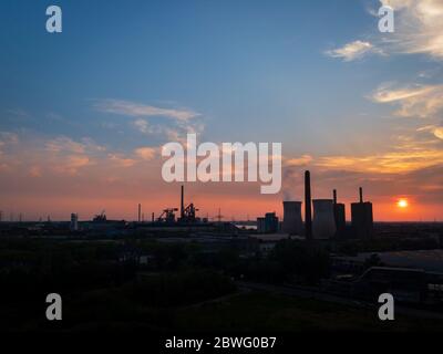 Duisburg – 28. August 2018: Blick auf Kraftwerk und Kühlturm der „RWE Power AG“ bei Sonnenuntergang vor buntem Himmel Stockfoto