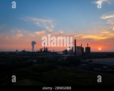 Duisburg – 28. August 2018: Blick auf Kraftwerk und Kühlturm der „RWE Power AG“ bei Sonnenuntergang vor buntem Himmel Stockfoto