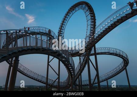 Duisburg, Deutschland – 28. August 2018: Fragment der begehbaren Tiger & Turtle Achterbahnskulptur auf dem Zauberberg. Die Konstruktion ist ein Illuminate Stockfoto