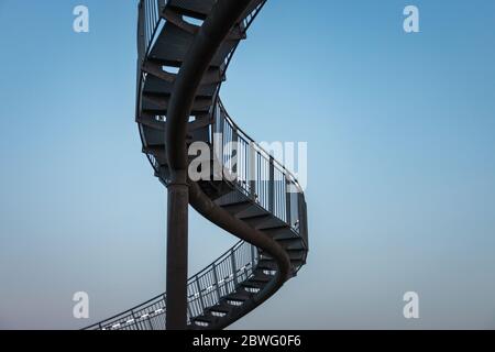 Duisburg, Deutschland – 28. August 2018: Fragment der begehbaren Tiger & Turtle Achterbahnskulptur auf dem Zauberberg. Die Konstruktion ist ein Illuminate Stockfoto