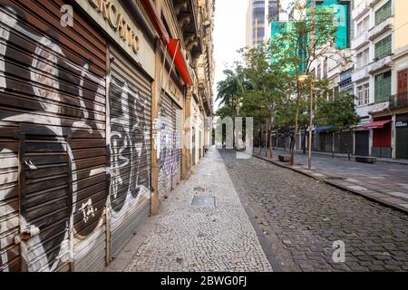 Blick auf leere Straßen und geschlossene Geschäfte in der Innenstadt, während des Ausbruchs der Covid-19 in Rio de Janeiro, Brasilien Stockfoto