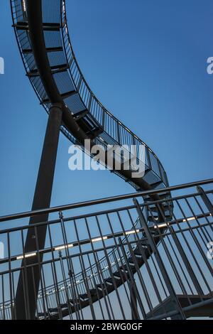 Duisburg, Deutschland – 28. August 2018: Fragment der begehbaren Tiger & Turtle Achterbahnskulptur auf dem Zauberberg. Die Konstruktion ist ein Illuminate Stockfoto