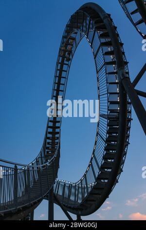 Duisburg, Deutschland – 28. August 2018: Fragment der begehbaren Tiger & Turtle Achterbahnskulptur auf dem Zauberberg. Die Konstruktion ist ein Illuminate Stockfoto