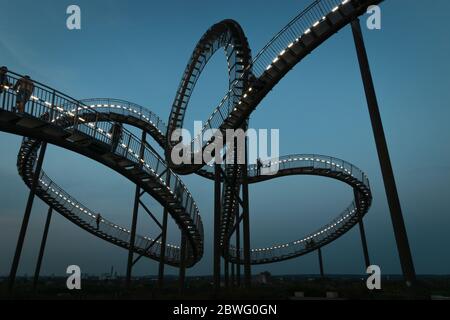 Duisburg, Deutschland – 28. August 2018: Fragment der begehbaren Tiger & Turtle Achterbahnskulptur auf dem Zauberberg. Die Konstruktion ist ein Illuminate Stockfoto