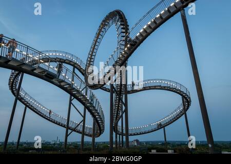 Duisburg, Deutschland – 28. August 2018: Fragment der begehbaren Tiger & Turtle Achterbahnskulptur auf dem Zauberberg. Die Konstruktion ist ein Illuminate Stockfoto