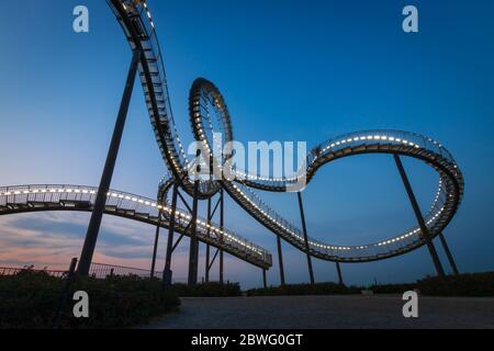 Duisburg, Deutschland – 28. August 2018: Fragment der begehbaren Tiger & Turtle Achterbahnskulptur auf dem Zauberberg. Die Konstruktion ist ein Illuminate Stockfoto