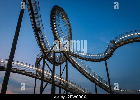 Duisburg, Deutschland – 28. August 2018: Fragment der begehbaren Tiger & Turtle Achterbahnskulptur auf dem Zauberberg. Die Konstruktion ist ein Illuminate Stockfoto