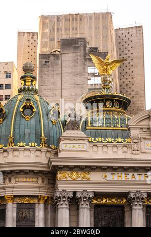 Schöne Aussicht auf Steinadler auf dem Stadttheater in der Innenstadt von Rio de Janeiro, Brasilien Stockfoto